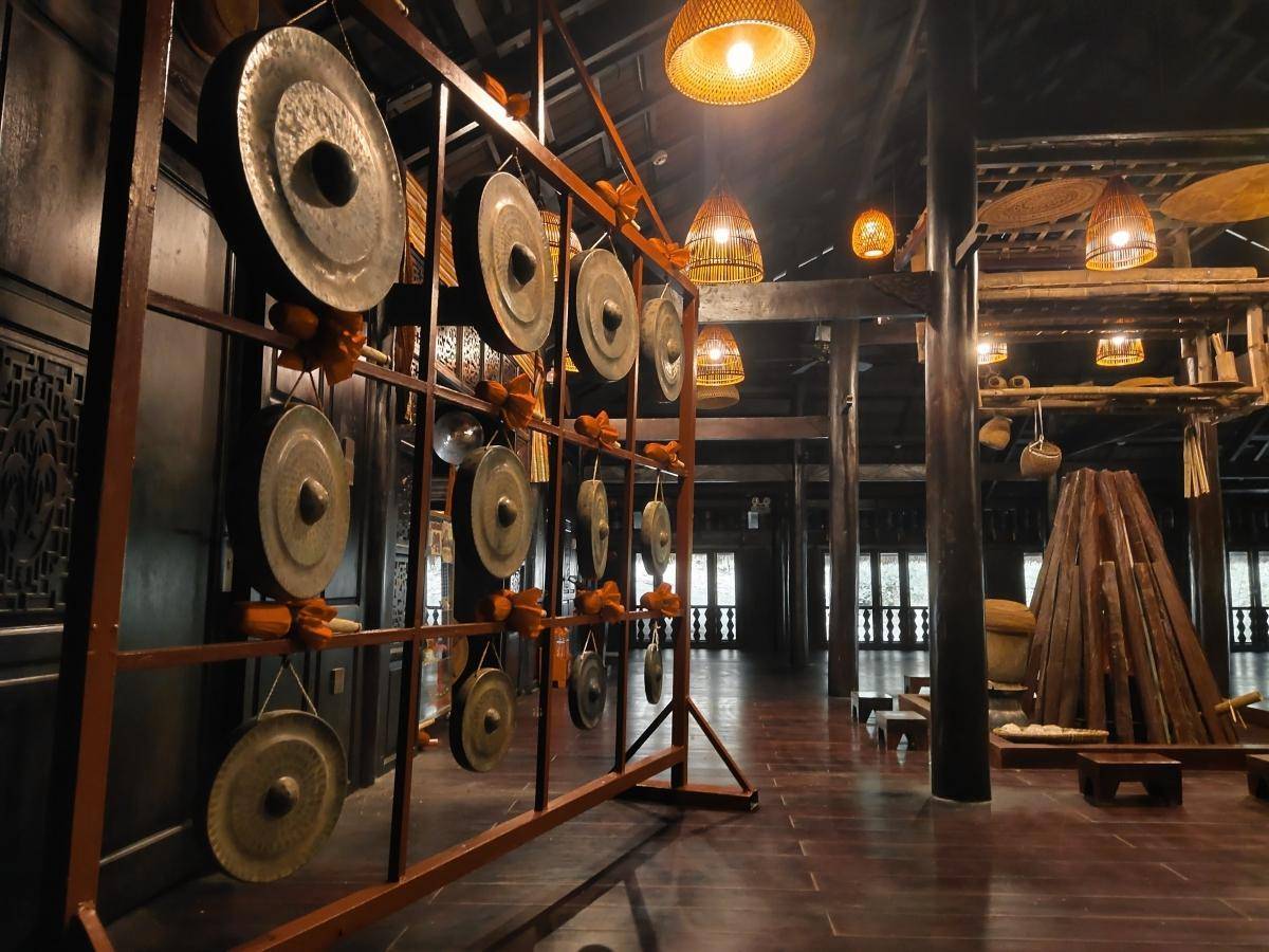 12 chiếc cồng chiêng tượng trưng cho 12 Mường khác nhau, thể hiện sự gắn kết của dân tộc này (nguồn: Uỷ ban nhà nước về người Việt Nam ở nước ngoài)